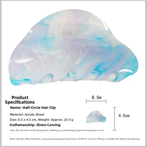 Detail of blue marble acetate hair claw with 8.5x4.5cm dimensions and engraving