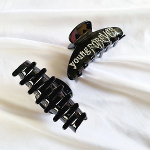 Set di due grandi fermacelli per capelli neri con scritte Youngful in strass lucidi