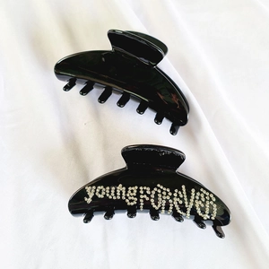 Set di 2 eleganti mollette nere per capelli con scritte Young Forever in strass brillanti