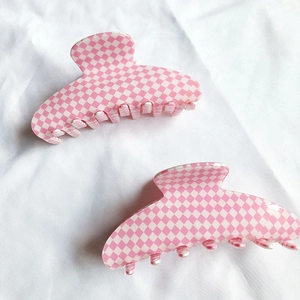 Lot de pinces à cheveux à carreaux rose et blanc sur fond de tissu minimaliste chic