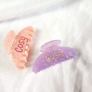 Pinces à cheveux en acétate rose et violette avec lettres COSY serties de strass