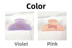 Détail des pinces à cheveux en acétate lavande et rose avec lettres en cristaux Cosy