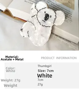 Détail de la pince à cheveux koala en acétate blanc avec texture marbrée et taille de 7cm