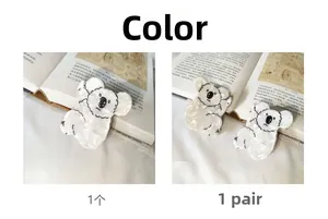 Vue détaillée d'une pince à cheveux koala en acétate blanc aux reflets nacrés