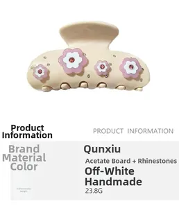 Vue détaillée de la pince à cheveux crème avec motifs floraux roses et strass rouges