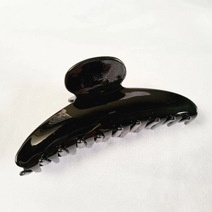 Detailed close-up of a 12cm black glossy hair claw clip featuring large teeth for thick hair