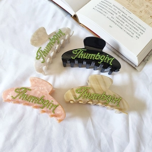 Pinces à cheveux en acétate de style français avec lettres en strass sur tissu blanc