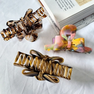 Set di tre fermagli per capelli a fiocco in acetato con motivi leopardati e marmorizzati