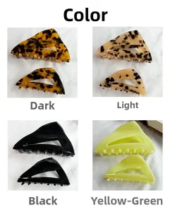 Détail de pinces à cheveux triangulaires ajourées en plusieurs couleurs et tailles