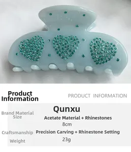 Détail d'une pince à cheveux bleu clair de 8cm avec motifs de cœurs en strass bleus