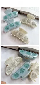 Détail de pinces à cheveux bleu clair et crème avec des motifs de cœurs en strass