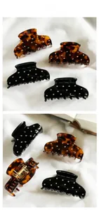 Détail de pinces à cheveux en acétate avec strass en noir et motif écaille de tortue