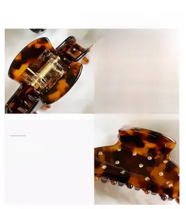 Détails de la pince à cheveux en acétate écaille avec ressort doré et petits strass