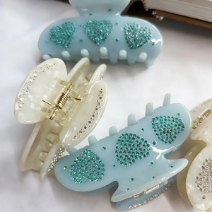 Pinces à cheveux cœurs en strass étincelants en bleu clair et blanc perle