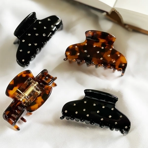 Lot de quatre pinces à cheveux en acétate écaille et noir avec strass scintillants