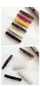Détail de six barrettes rectangulaires avec strass de différentes couleurs et ressort métal