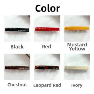 Détail montrant les couleurs de barrettes à cheveux fines avec strass étincelants