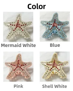 Dettaglio di quattro mollette a stella marina con strass brillanti e gemme colorate