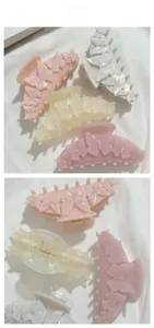 Vue détaillée des pinces à cheveux papillon en acétate avec des strass brillants