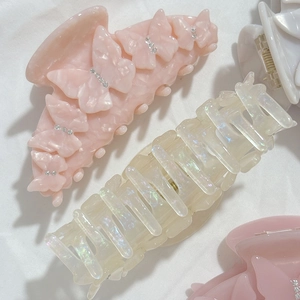 Pinces à cheveux élégantes en acétate avec papillon, strass rose et perle crème brillante