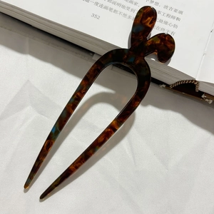 Dettaglio forcina per capelli a U in acetato con tartaruga e design a orecchie grandi