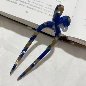 Forcina per capelli a U con motivo tartarugato su un libro per acconciature stile vintage