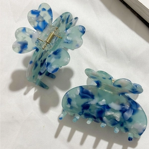 Lot de pinces à cheveux en acétate avec motif de marbre bleu et blanc sur tissu plissé