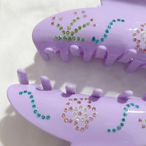 Eleganter großer Haarklammer aus Acetat mit bunten Kristallen in Hellviolett