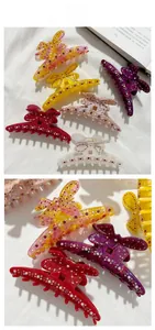 Dettaglio di grandi fermagli per capelli a farfalla con strass in vari colori vivaci
