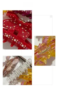 Dettagli macro di fermagli a farfalla con strass, perle e robuste molle in metallo oro