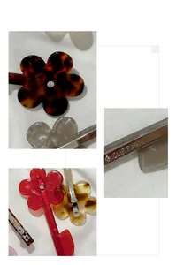 Vue détaillée de la pince à cheveux fleur en acétate avec cristal central et clip métallique