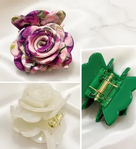 Details von Rosen-Haarklammern in Rosa, Perlweiß und Grün mit Marmorstruktur