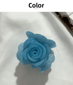 Detaillierte Ansicht der hellblauen Rosen-Haarklammer mit mehrschichtigen Blütenblättern