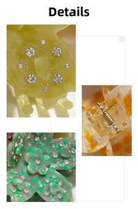 Vue détaillée de la pince à cheveux fleur en acétate avec strass et ressort métallique