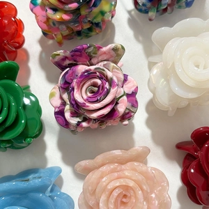 Elegante Rosen-Haarklammern in verschiedenen Marmorfarben und Blumenstilen