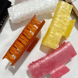 Pinces à cheveux minimalistes en acétate marbré de quatre couleurs sur tissu doux