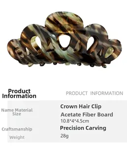 Détail de la pince à cheveux crabe en acétate forme couronne avec motif marbré
