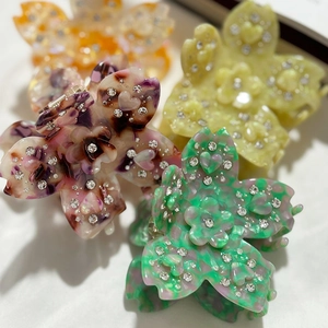 Pinces à cheveux fleurs en acétate avec strass aux motifs marbrés de diverses couleurs