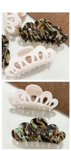 Détails des pinces à cheveux en acétate avec motifs marbre rose et écaille de tortue