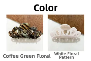 Détail des pinces à cheveux en acétate aux motifs marbrés marron vert et blanc élégants