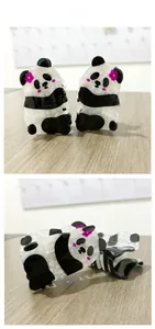 Détail de pinces à cheveux panda mignonnes en acétate avec petits détails floraux roses