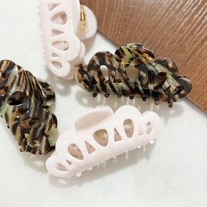 Pinces à cheveux élégantes en acétate avec motif ondulé en rose et imprimé écaille de tortue