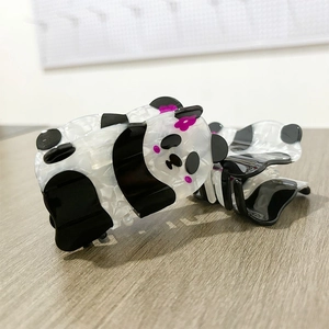 Pince à cheveux panda mignonne en acétate marbré avec détail de petite fleur violette