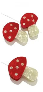 Vue détaillée d'une pince à cheveux champignon rouge et blanc avec texture marbrée