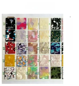 Vue macro de 25 échantillons de couleurs pour pinces à cheveux en acrylique marbré