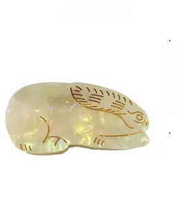 Detailansicht der perlmuttartigen Acetat-Hasen-Haarklammer mit goldenen Linien