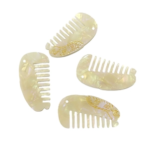 Pettine a forma di coniglio in acetato con linee dorate e superficie perlata