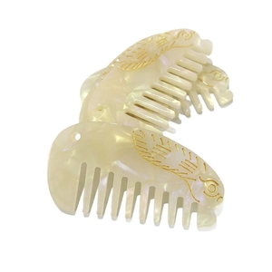 Pettine francese in acetato a denti larghi con trama in marmo crema e motivo uccello d'oro