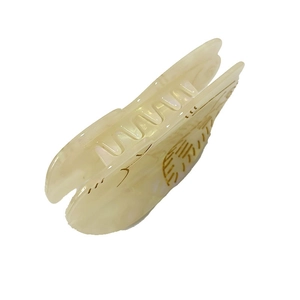 Eleganter Haarklammer aus cremefarbenem Acetat mit Perlmuttglanz und goldenen Linien