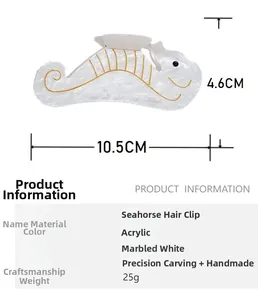 Détail de la pince à cheveux hippocampe blanche avec accents dorés et taille de 10,5 cm